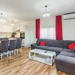 Three-bedroom In Daire Medulin