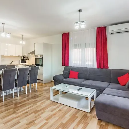 Three-bedroom In 아파트 메덜린