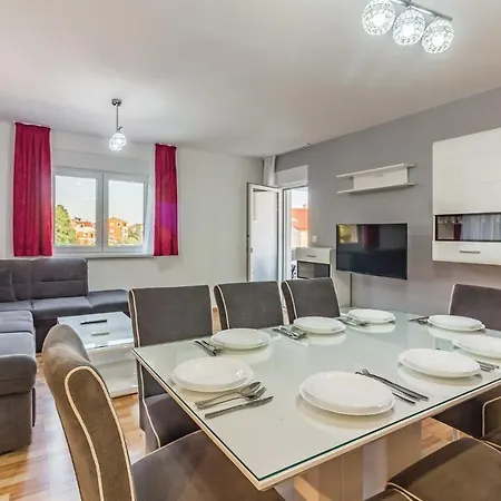 Three-bedroom In 아파트 메덜린