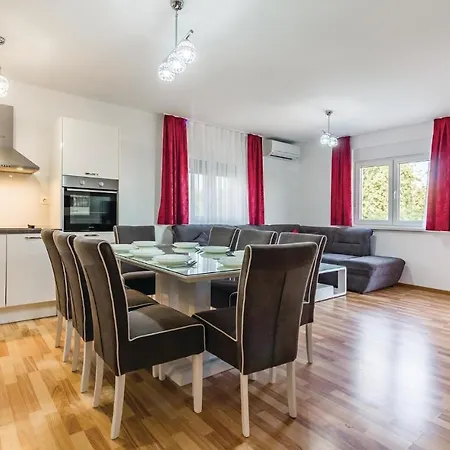 Three-bedroom In 아파트 *