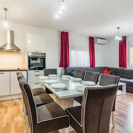 아파트 Three-bedroom In 메덜린