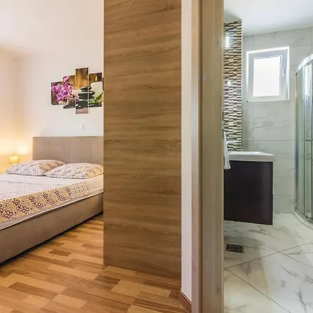 Three-bedroom In 아파트