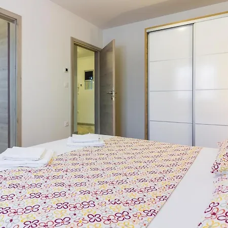 Apartment Stunning In With Wifi Medulin
